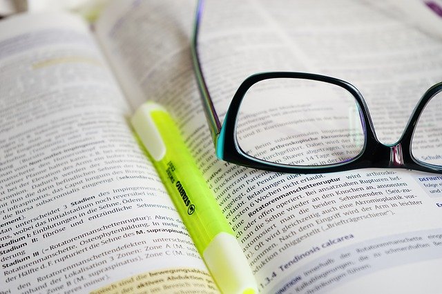 眼鏡と本とペン
