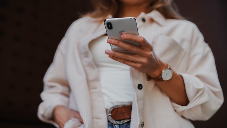 スマホを触っている女性