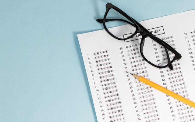 テストと眼鏡と鉛筆