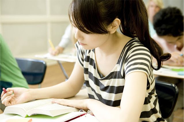 授業を受ける女子大生