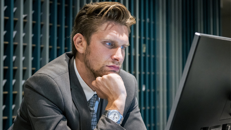 勉強する社会人の男性